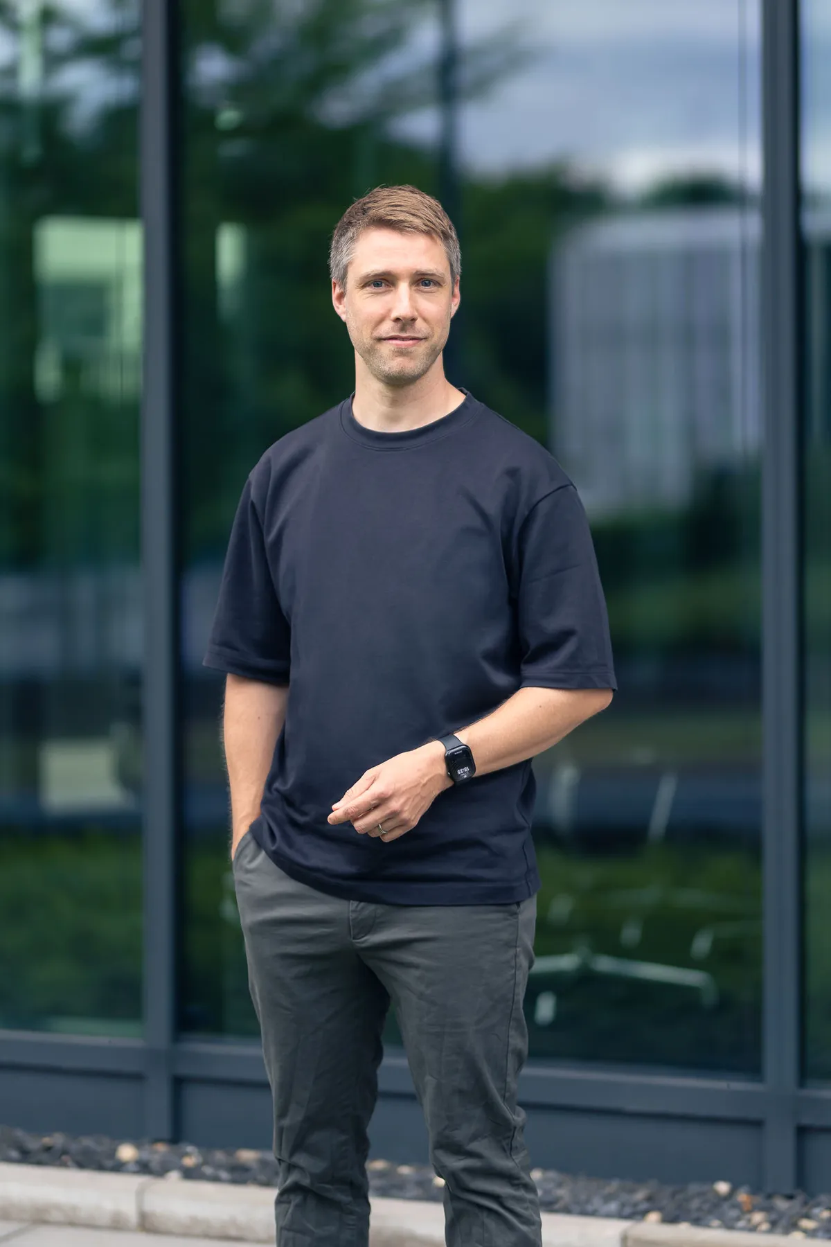 Marius Kremeyer vor einer Glasfassade
